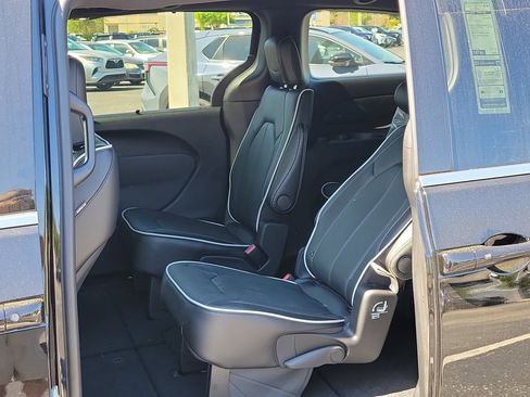 New 2026 Chrysler Pacifica Limited w/ Trailer Tow Group image 11