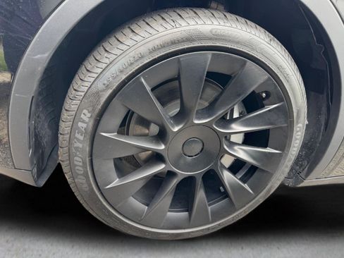 Used 2023 Tesla Model Y AWD image 3