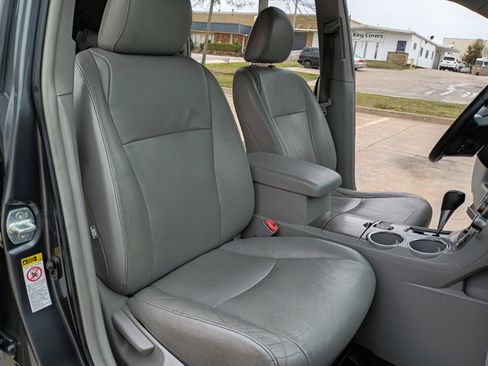 Used 2012 Toyota Highlander FWD image 19