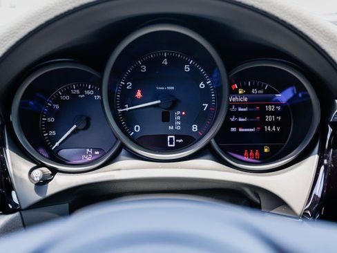 Certified 2025 Porsche Macan AWD/4WD image 15