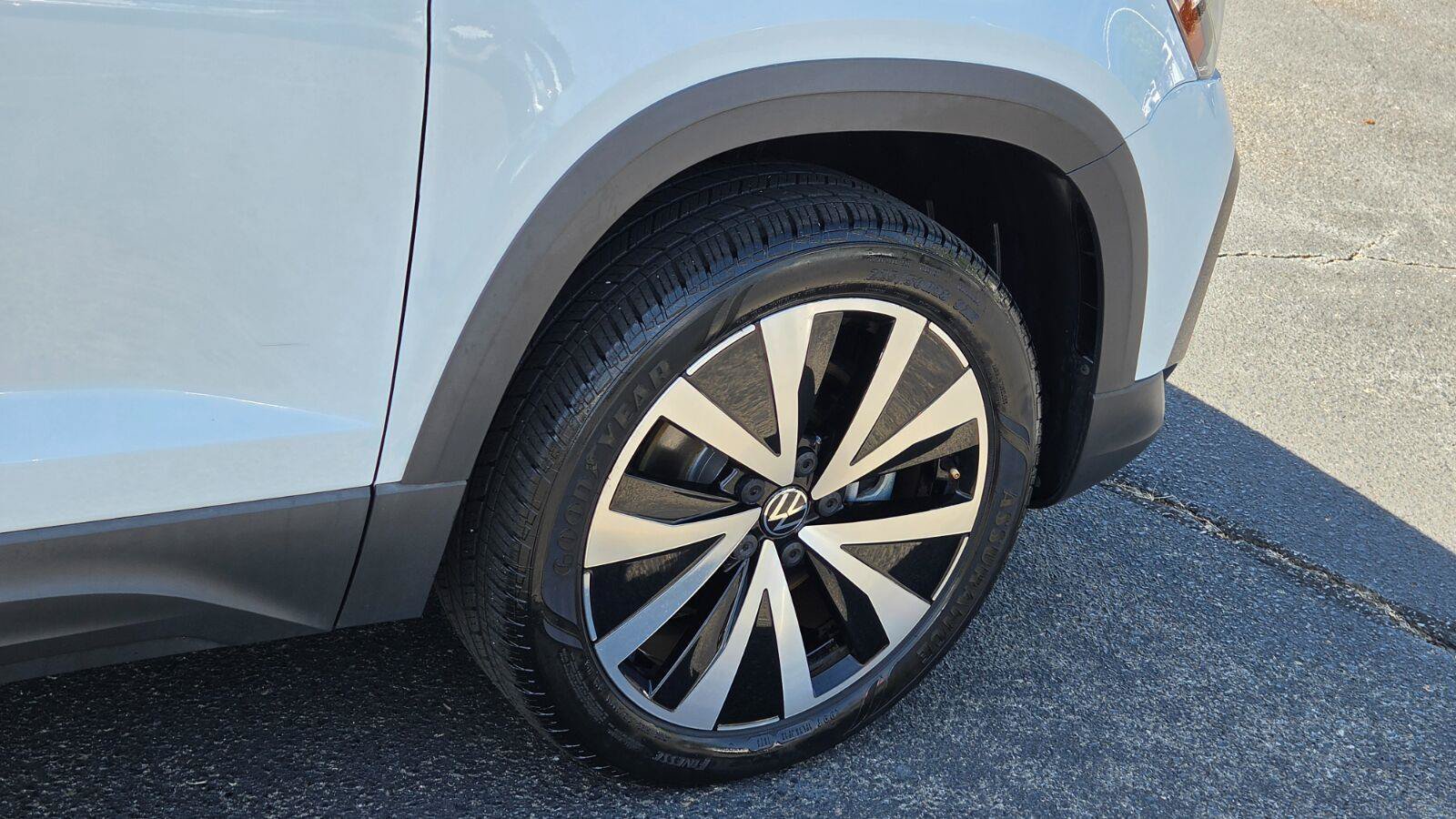 Certified 2023 Volkswagen Taos SE w/ Panoramic Sunroof Package FWD image 17