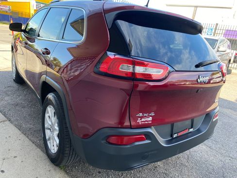 Used 2018 Jeep Cherokee Latitude Plus w/ Cold Weather Group AWD/4WD image 2