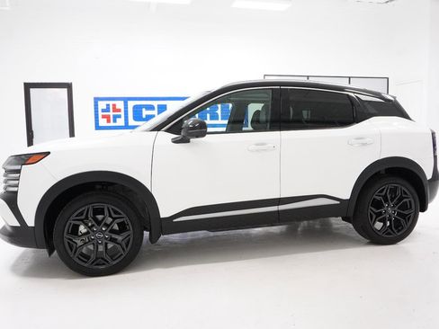 Used 2025 Nissan Kicks SR w/ SR Premium Package FWD image 10
