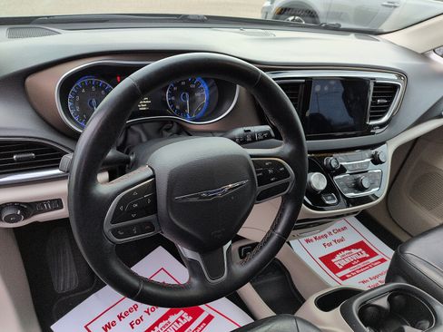 Used 2017 Chrysler Pacifica Touring-L Plus w/ Tire & Wheel Group image 9