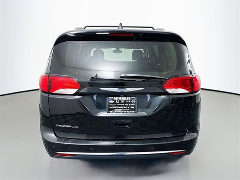 Used 2018 Chrysler Pacifica Touring-L w/ Premium Audio Group image 6