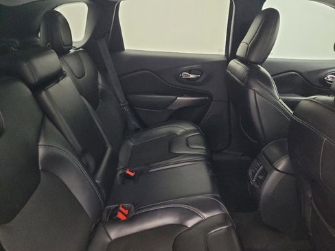 Used 2019 Jeep Cherokee Latitude Plus w/ Comfort/Convenience Group image 19