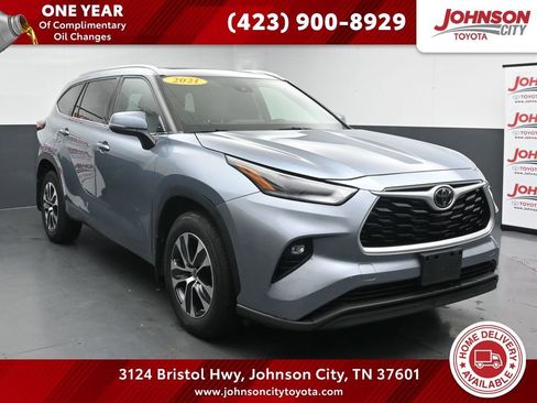 Used 2021 Toyota Highlander XLE AWD/4WD image 1