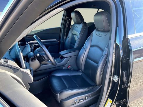 Used 2024 Cadillac XT4 Premium Luxury image 5