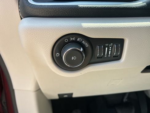 Used 2023 Chrysler Pacifica Touring-L FWD image 17