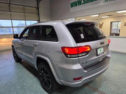 Used 2019 Jeep Grand Cherokee Altitude AWD/4WD image 9