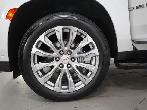 Used 2024 GMC Yukon Denali w/ Advanced Technology Package AWD/4WD image 34