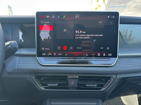 New 2025 Volkswagen Tiguan SE image 17