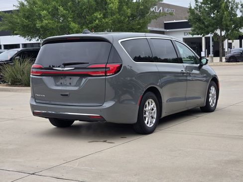 Used 2023 Chrysler Pacifica Touring-L FWD image 4