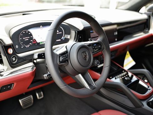 New 2025 Porsche Cayenne Turbo image 4