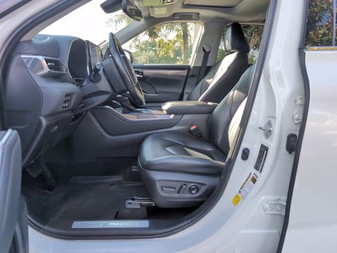 Used 2023 Toyota Highlander Limited FWD image 16