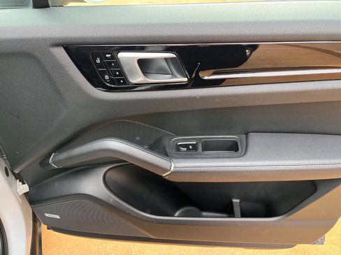 Used 2020 Porsche Cayenne image 25