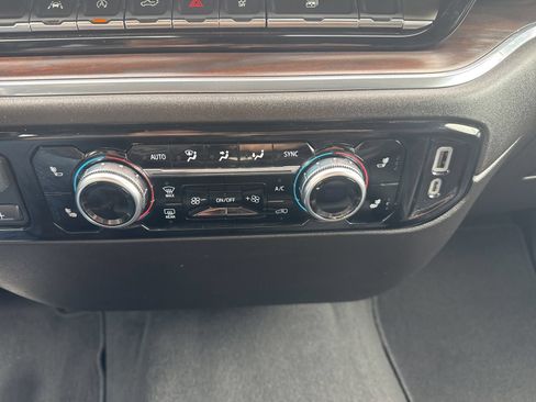 Used 2025 GMC Sierra 1500 SLT AWD/4WD image 32
