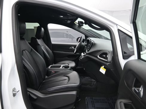 New 2026 Chrysler Pacifica Select FWD image 27