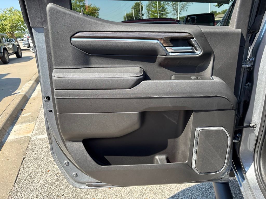 Used 2025 Chevrolet Silverado 1500 LT Trail Boss w/ LPO, Dark Essentials Package AWD/4WD image 14