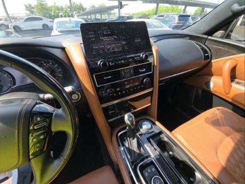 Used 2024 INFINITI QX80 Sensory AWD/4WD image 3