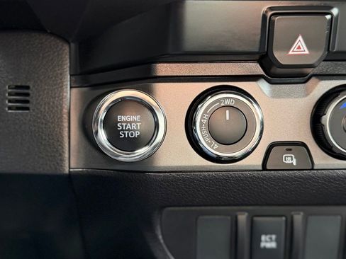 Used 2022 Toyota Tacoma TRD Off-Road image 11