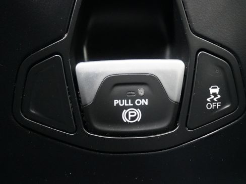 Used 2020 Jeep Renegade Altitude w/ UConnect 8.4 Nav Group image 23