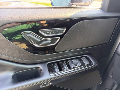 Used 2023 Lincoln Aviator AWD w/ Premium Package image 13