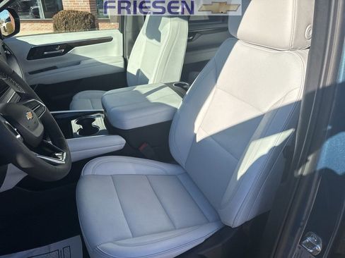 Used 2025 Chevrolet Suburban Premier image 9