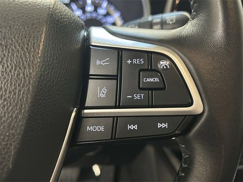 Used 2024 Toyota Highlander XLE image 25