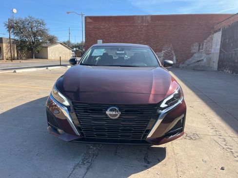 Used 2025 Nissan Altima 2.5 SV FWD image 2
