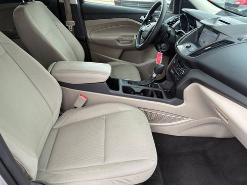 Used 2017 Ford Escape SE w/ Equipment Group 201A FWD image 4