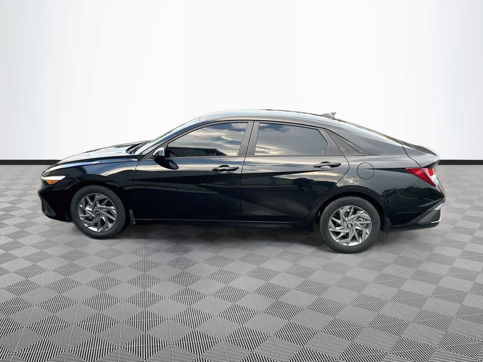 Used 2024 Hyundai Elantra SEL FWD image 8