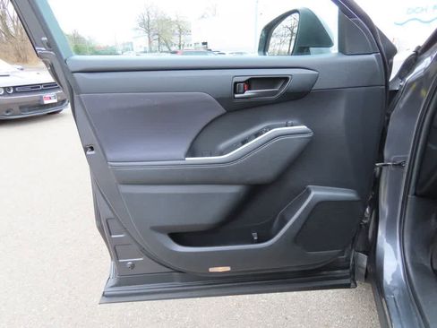 Used 2020 Toyota Highlander LE image 17