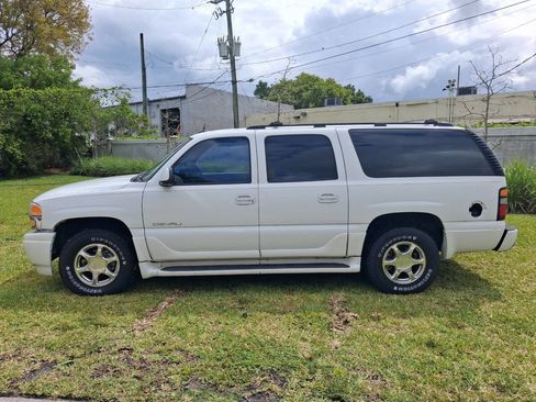 Used 2005 GMC Yukon XL Denali image 1
