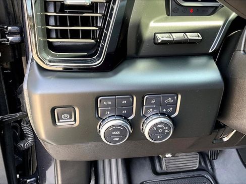 Used 2025 GMC Sierra 2500 AT4X AWD/4WD image 39