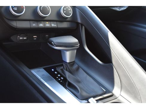 Used 2025 Hyundai Elantra SE image 25