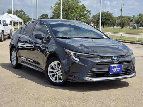 Used 2025 Toyota Corolla XLE FWD image 2