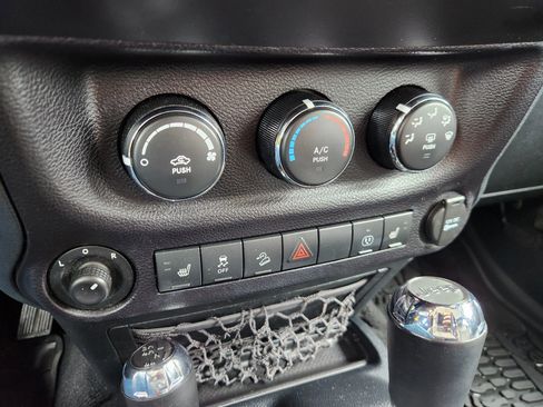 Used 2016 Jeep Wrangler Unlimited Sahara image 36