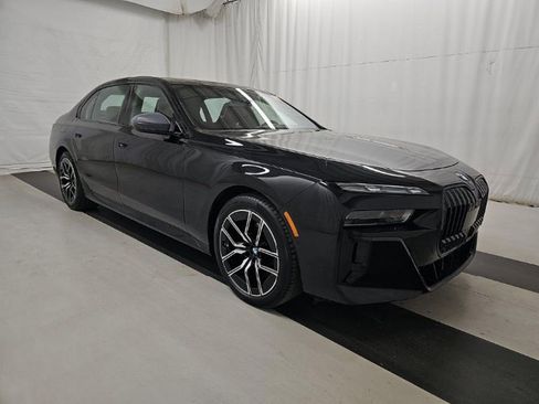 Used 2023 BMW 760i xDrive w/ Executive Package AWD/4WD image 3