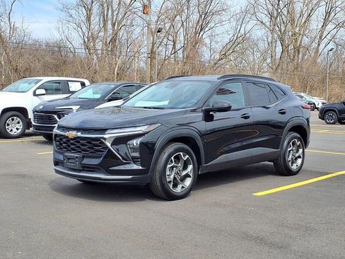 Used 2025 Chevrolet Trax LT image 1