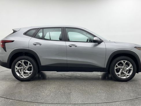 Used 2025 Chevrolet Trax LT FWD image 11