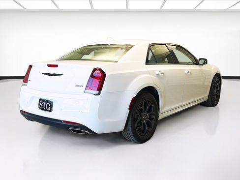 Used 2023 Chrysler 300 Touring L image 4