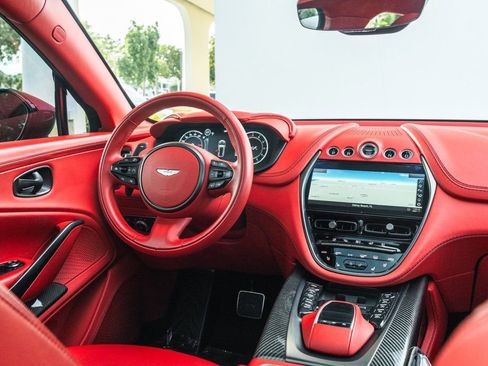 Used 2022 Aston Martin DBX image 19