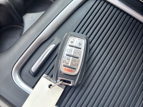 Used 2023 Chrysler Pacifica Touring-L FWD image 20