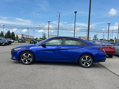 Used 2023 Hyundai Elantra SEL w/ Convenience Package FWD image 3