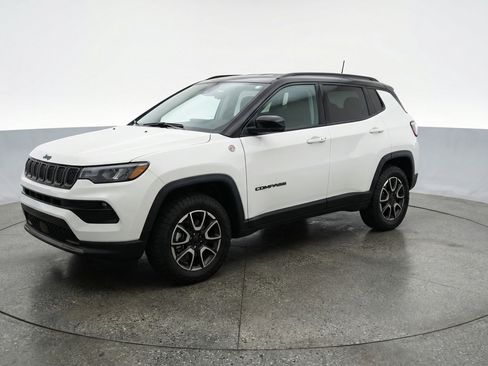 Used 2025 Jeep Compass Trailhawk AWD/4WD image 3