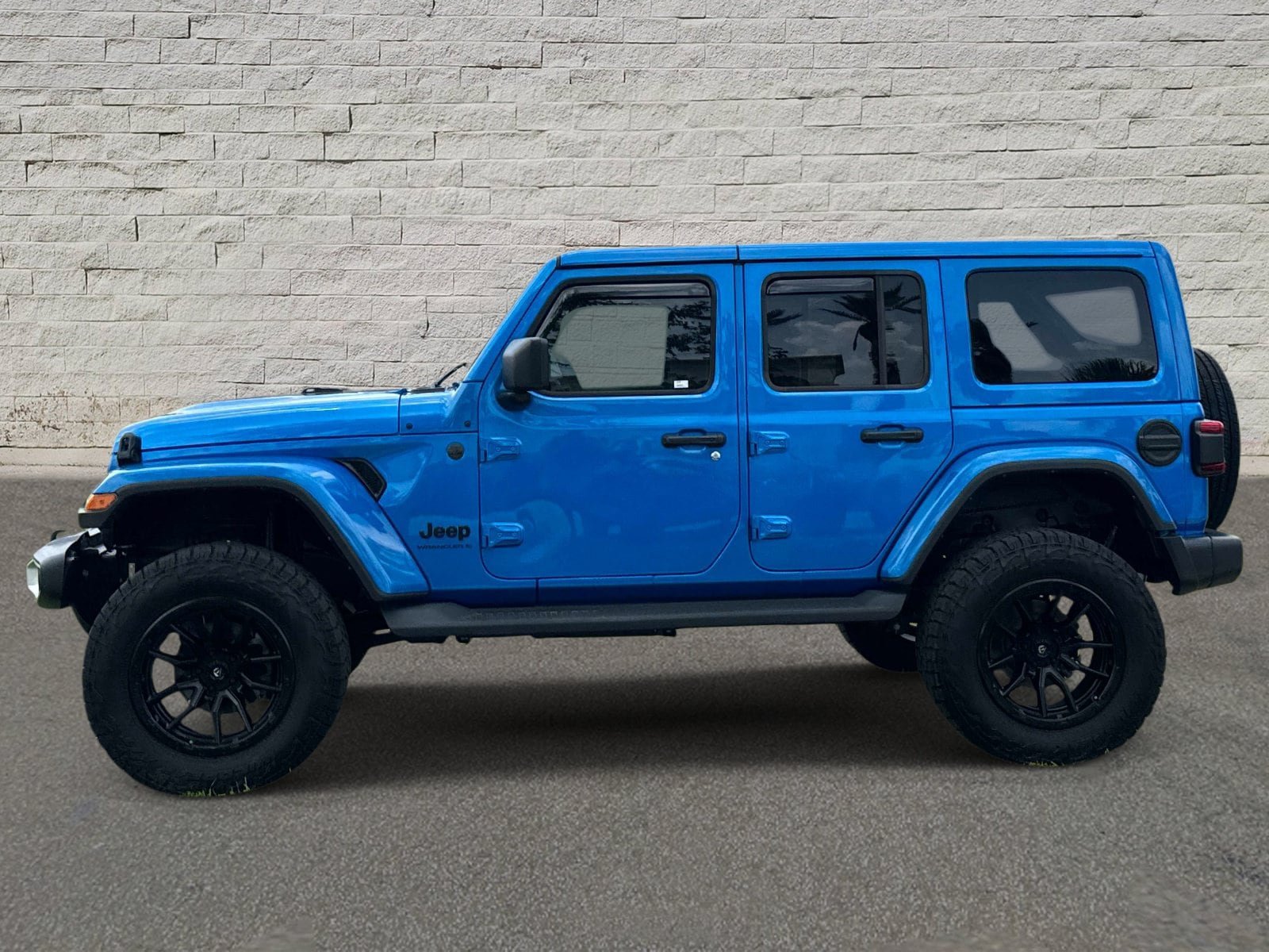 Used 2025 Jeep Wrangler Unlimited Sahara AWD/4WD image 2