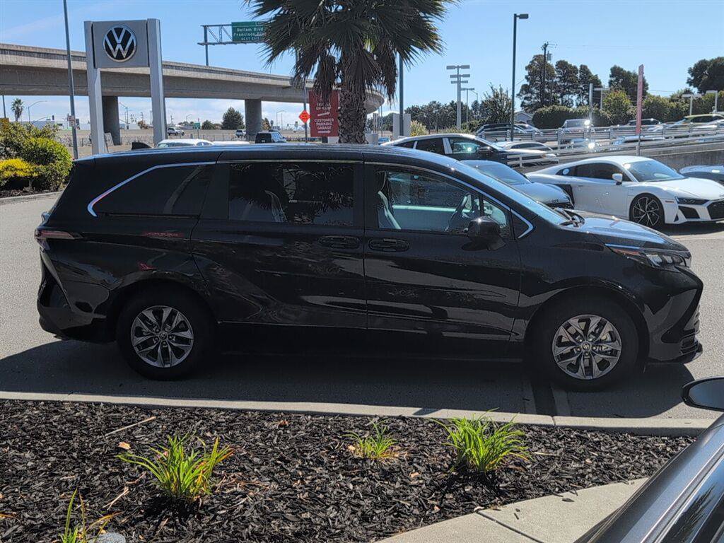Used 2025 Toyota Sienna LE AWD/4WD image 5