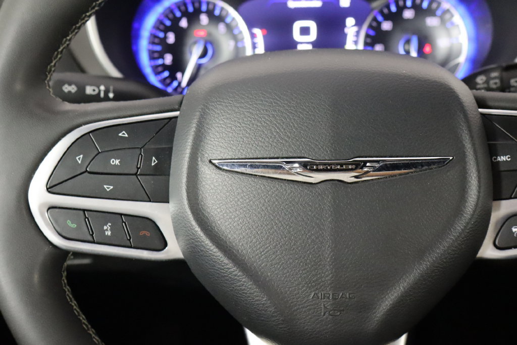 Used 2025 Chrysler Pacifica Select FWD image 8
