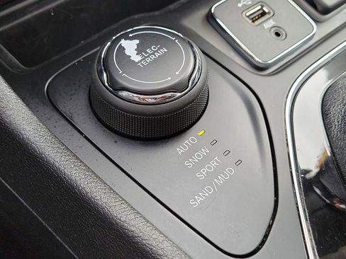 Used 2020 Jeep Cherokee Limited image 32